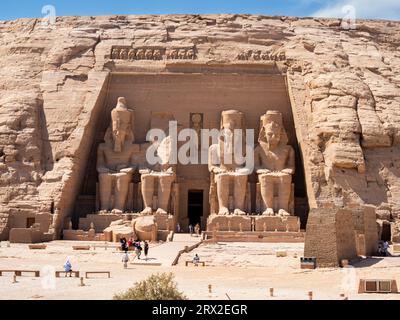 Der große Tempel von Abu Simbel mit seinen vier ikonischen 20 Meter hohen, sitzenden kolossalen Statuen von Ramses II. (Ramses der große), Abu Simbel, Ägypten Stockfoto