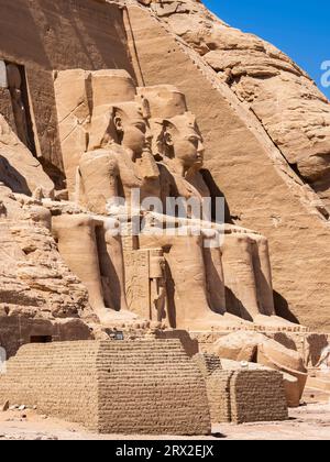 Der große Tempel von Abu Simbel mit seinen vier ikonischen 20 Meter hohen, sitzenden kolossalen Statuen von Ramses II. (Ramses der große), Abu Simbel, Ägypten Stockfoto