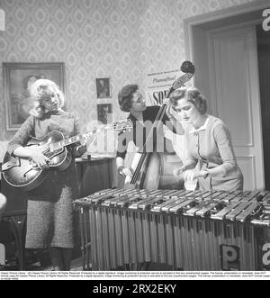 In den 1950er Jahren Drei Frauen spielen gemeinsam Musik. Man spielt Gitarre, einen Bass und das dritte Xylophon. Schweden 1955. Kristoffersson ref BS4-3 Stockfoto