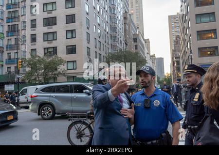 New York, New York, USA. September 2023. (NEU) israelische Expats und US-Juden protestieren während des UN-Besuchs von Premierminister Netanjahu. 21. September 2023, New York, New York, USA: Polizeibeamte des NYPD trennen einen Pro-Netanjahu-Demonstranten, der mit Demonstranten in Opposition zur Justizreform bei Protesten gegenüber dem Hotel von Premierminister Benjamin Netanjahu, The Lowe Regency on Park Avenue am 21. September 2023 in New York City kollidiert. Zwei Gegenproteste wurden vor seiner Rede über Frida gegenüber dem Hotel von Premierminister Netanjahu, The Lowe Regency on Park Avenue, abgehalten Stockfoto