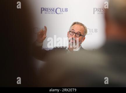 München, Deutschland. September 2023. Kolumnist Jan Fleischhauer ( Focus ) bei der Diskussion mit dem Thema Verdachtsberichterstattung: Was darf der Journalismus, was nicht - und was muss er? Am 22.9.2023 im Presseclub in München. -- Kolumnist Jan Fleischhauer ( Focus ) bei der Diskussion mit dem Thema Verdächtigung Berichterstattung: Was darf der Journalismus tun, was nicht - und was muss er tun? Am 22.9.2023 in München. (Foto: Alexander Pohl/SIPA USA) Credit: SIPA USA/Alamy Live News Stockfoto