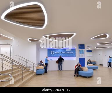 Moskau, Russland - 21. September. 2023. Moderne Inneneinrichtung der Staatlichen Poliklinik in Zelenograd Stockfoto