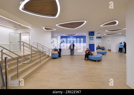 Moskau, Russland - 21. September. 2023. Moderne Inneneinrichtung der Staatlichen Poliklinik in Zelenograd Stockfoto