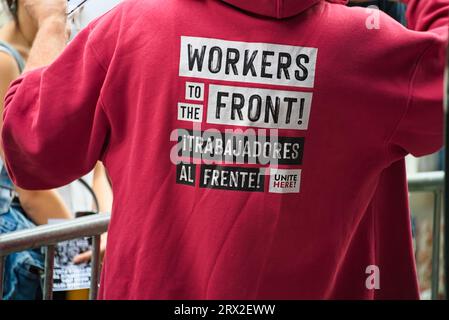 New York, New York - 17. September 2023: Worker to the Front Slogan in Englisch und Spanisch auf gewerkschaftsmitglied-Shirt von der Arbeiterrechtsorganisation UniteHere! Stockfoto