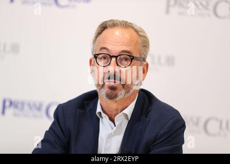 München, Deutschland. September 2023. Kolumnist Jan Fleischhauer ( Focus ) bei der Diskussion mit dem Thema Verdachtsberichterstattung: Was darf der Journalismus, was nicht - und was muss er? Am 22.9.2023 im Presseclub in München. -- Kolumnist Jan Fleischhauer ( Focus ) bei der Diskussion mit dem Thema Verdächtigung Berichterstattung: Was darf der Journalismus tun, was nicht - und was muss er tun? Am 22.9.2023 in München. (Foto: Alexander Pohl/SIPA USA) Credit: SIPA USA/Alamy Live News Stockfoto