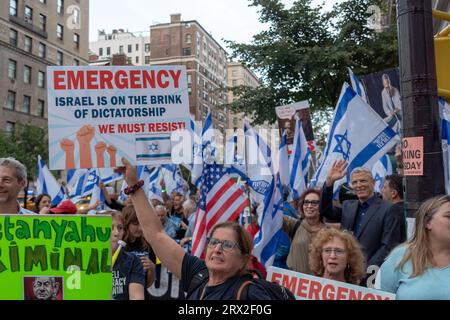 New York, New York, USA. September 2023. (NEU) israelische Expats und US-Juden protestieren während des UN-Besuchs von Premierminister Netanjahu. 21. September 2023, New York, New York, USA: Überwiegend israelischer Expat, der israelische Flaggen und Zeichen zur Unterstützung der israelischen Demokratie bei einer Opposition des Protestes gegen die Justizreform gegenüber dem Hotel von Premierminister Benjamin Netanyahu, The Lowe Regency an der Park Avenue am 21. September 2023 in New York City hält. Zwei Gegenproteste wurden vor seiner Rede am Freitag gegenüber dem Hotel von Premierminister Netanjahu, The Lowe Regency on Park Avenue, abgehalten Stockfoto