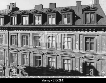 Stockholm in den 1950er Jahren Ein Apartmentgebäude in der Stadt, das etwas alt und abgenutzt aussieht. Die Fassadenfarbe hat hier und da angefangen zu schälen. Eine Bauart, die in Stockholms Innenstadt vor der Norrmalm-Verordnung gefunden wurde, das umfangreiche Abrissprojekt, das viele Jahre dauerte und dazu führte, dass die alten Häuser im Stadtteil Norrmalm abgerissen und durch die moderne Stadt ersetzt wurden. 1957 Stockfoto