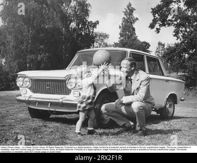 Gunnar Gren. 1920-1991. Schwedischer Fußballspieler. War in der Mannschaft, die die olympische Goldmedaille in London 1948 gewann. Gunnar Gren, Gunnar Nordahl und Nils Liedholm bildeten das bekannte GRE-No-Li-Trio, ein erfolgreiches Trio, das gemeinsam für den AC Mailand spielte. Hier abgebildet mit seinem Sohn Martin vor einem Fiat-Auto. 1961 Stockfoto