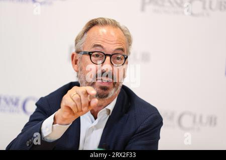 München, Deutschland. September 2023. Kolumnist Jan Fleischhauer ( Focus ) bei der Diskussion mit dem Thema Verdachtsberichterstattung: Was darf der Journalismus, was nicht - und was muss er? Am 22.9.2023 im Presseclub in München. -- Kolumnist Jan Fleischhauer ( Focus ) bei der Diskussion mit dem Thema Verdächtigung Berichterstattung: Was darf der Journalismus tun, was nicht - und was muss er tun? Am 22.9.2023 in München. (Foto: Alexander Pohl/SIPA USA) Credit: SIPA USA/Alamy Live News Stockfoto