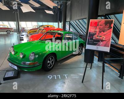 Riga, Lettland. September 2023. In der Sonderausstellung steht neben einem Poster ein Porsche-Modell. Die Ausstellung „The Lettic Who Made Pigs fly“ im Riga Motor Museum erinnert an das Leben und Werk der in Riga geborenen Automobildesignerin Anatole Lapine (1930-2012). (An dpa: „Lettland: Ausstellung erinnert an Porsches Chefdesigner“) Credit: Alexander Welscher/dpa/Alamy Live News Stockfoto