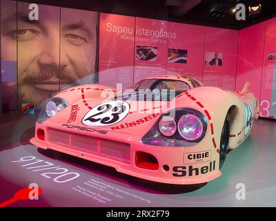 Riga, Lettland. September 2023. Der Porsche 917/20, bekannt als „Pink Pig“, steht vor einem Porträt von Anatole Lapine. Die Ausstellung „The Lettic Who Made Pigs fly“ im Riga Motor Museum erinnert an das Leben und Werk der in Riga geborenen Automobildesignerin Anatole Lapine (1930-2012). (An dpa: „Lettland: Ausstellung erinnert an Porsches Chefdesigner“) Credit: Alexander Welscher/dpa/Alamy Live News Stockfoto