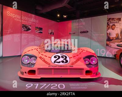 Riga, Lettland. September 2023. Der Porsche 917/20 Rennwagen, bekannt als „Pink Pig“. Die Ausstellung „The Lettic Who Made Pigs fly“ im Riga Motor Museum erinnert an das Leben und Werk der in Riga geborenen Automobildesignerin Anatole Lapine (1930-2012). (An dpa: „Lettland: Ausstellung erinnert an Porsches Chefdesigner“) Credit: Alexander Welscher/dpa/Alamy Live News Stockfoto