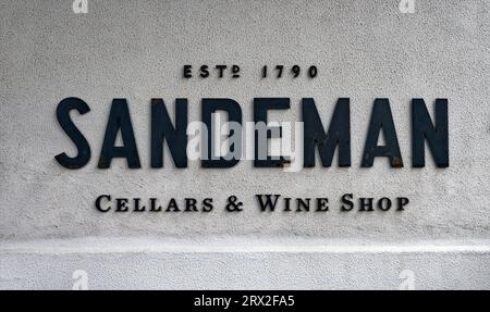 Eintrittsschild für Sandeman Cellars and Wine Shop, angereicherter Portwein in Gaia, Porto, Portugal. Stockfoto