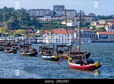 Weinkellerboote auf dem Fluss Douro von Porto nach Gaia, Portugal Stockfoto