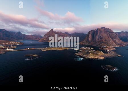 Luftaufnahme der Berge und des Meeres rund um das Fischerdorf Hamnoy, reine, Lofoten, Nordland, Norwegen, Skandinavien, Europa Stockfoto