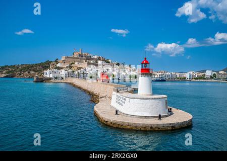 Hafen Leuchtturm und die Altstadt von Ibiza mit seinem Schloss vom Hafen aus gesehen, UNESCO-Weltkulturerbe, Ibiza, Balearen, Spanien Stockfoto