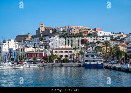 Die Altstadt von Ibiza mit ihrer Burg vom Hafen aus gesehen, UNESCO-Weltkulturerbe, Ibiza, Balearen, Spanien, Mittelmeer, Europa Stockfoto