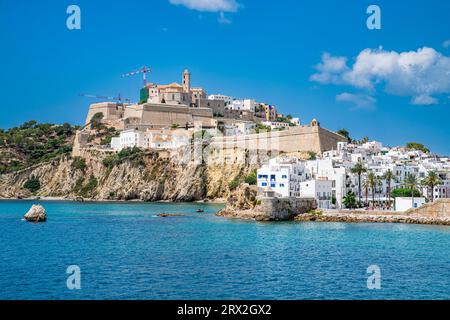 Die Altstadt von Ibiza mit ihrer Burg vom Hafen aus gesehen, UNESCO-Weltkulturerbe, Ibiza, Balearen, Spanien, Mittelmeer, Europa Stockfoto