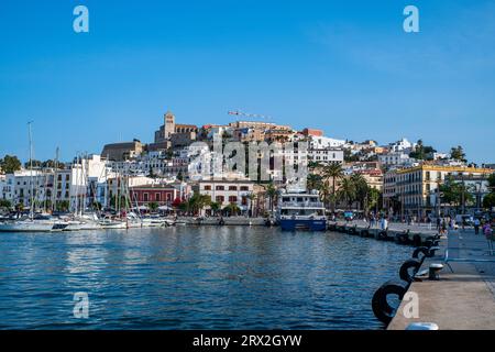 Die Altstadt von Ibiza mit ihrer Burg vom Hafen aus gesehen, UNESCO-Weltkulturerbe, Ibiza, Balearen, Spanien, Mittelmeer, Europa Stockfoto