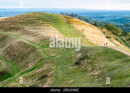 Am späten Nachmittag, in der Nähe des Sonnenuntergangs in der südlichen Malvern Hills Range, Herefordshire. Ein beliebtes Bergwandergebiet in Großbritannien, mit sanft rollenden Grasbuchten Stockfoto