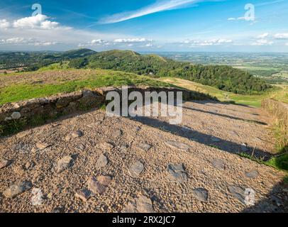 Steintreppen, die nach Norden, hinunter zu den Malverns, vom Gipfel des Hügels aus der Eisenzeit, auf der Spitze des Herefordshire Beacon, führen. Stockfoto