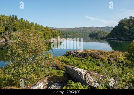 Blick von Tioram Castle von Loch Moidart Reflections, Lochaber, Schottland, Großbritannien Stockfoto