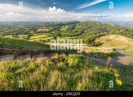 Steintreppen, die nach Norden, hinunter zu den Malverns, vom Gipfel des Hügels aus der Eisenzeit, auf der Spitze des Herefordshire Beacon, führen. Stockfoto