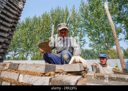 Luannan County, China - 28. September 2022: Die Baumeister bauen Mauern in Nordchina Stockfoto