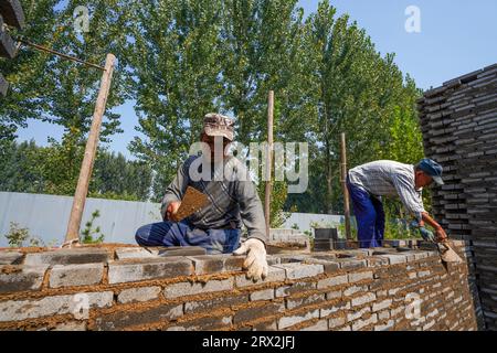 Luannan County, China - 28. September 2022: Die Baumeister bauen Mauern in Nordchina Stockfoto