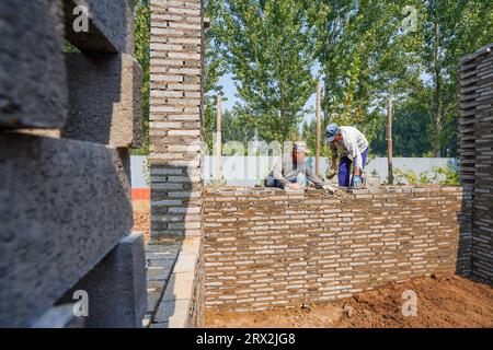 Luannan County, China - 28. September 2022: Die Baumeister bauen Mauern in Nordchina Stockfoto