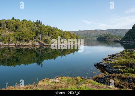 Blick von Tioram Castle von Loch Moidart Reflections, Lochaber, Schottland, Großbritannien Stockfoto