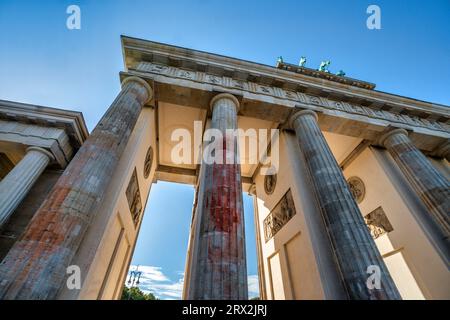 Farbanschlag von Klimaaktivisten der letzten Generation am 17.09.2023 auf das Brandenburger Tor mit Sprühfarbe. Die erste Reinigung des empfindlichen Stockfoto