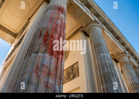 Farbanschlag von Klimaaktivisten der letzten Generation am 17.09.2023 auf das Brandenburger Tor mit Sprühfarbe. Die erste Reinigung des empfindlichen Stockfoto