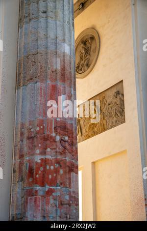 Farbanschlag von Klimaaktivisten der letzten Generation am 17.09.2023 auf das Brandenburger Tor mit Sprühfarbe. Die erste Reinigung des empfindlichen Stockfoto