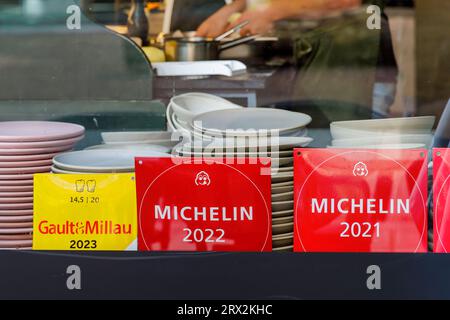 Arnhem, Niederlande - 20. September 2023: Restaurantfenster mit Auszeichnungen von Michelin und Gault & Millau in Arnhem, Niederlande Stockfoto