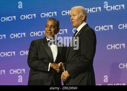 US-Präsident Joe Biden wird von dem US-Repräsentanten Adriano Espaillat (Demokrat von New York), Vorsitzender des Hispanic Caucus Institute (CHCI) des Kongresses, begrüßt, bevor er am Donnerstag auf der 46. Jährlichen Gala des Hispanic Caucus Institute des Kongresses im Walter E. Washington Convention Center in Washington, DC, eine Rede hält. September 2023. Kredit: Ron Sachs/Pool via CNP/MediaPunch Stockfoto