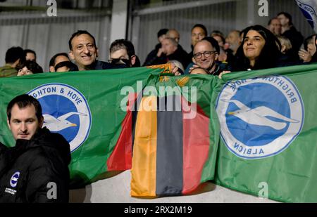 Tony Bloom (oben links) Eigentümer und Vorsitzender des Brighton & Hove Albion Football mit Fans auf den Tribünen in Brentford vor dem Spiel der Premier League zwischen Brentford FC und Brighton & Hove Albion im Brentford Community Stadium am 14. Oktober 2022 in Brentford Stockfoto