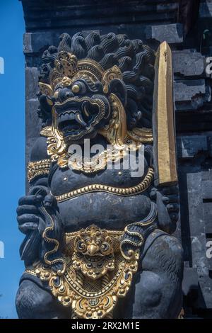 Balinesische Steinskulptur im Tempel „Pura Tanah Lot“ Stockfoto