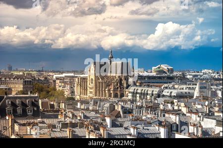 Blick über die Dächer in Paris, Frankreich, vom Centre Pompidou in Richtung Westen zur katholischen Kirche Saint-Eustace und in der Entfernung Saint Lazar Stockfoto