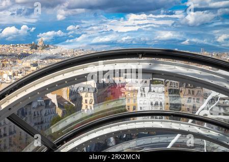 Die Basilika Sacré-Cœur de Montmartre (Basilika des Heiligen Herzens), die durch die treansparenten Rolltreppentunnel an der Außenseite des Pom gesehen wird Stockfoto