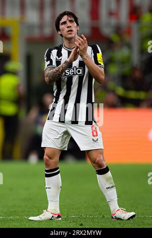 Sandro TONALi vom Newcastle United FC macht Gesten während des UEFA Champions League-Fußballspiels zwischen AC Mailand und Newcastle United FC. Stockfoto