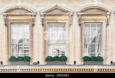 Drei Fenster in der Quad Quad Bar und Restaurant, Old Bank Hotel, Oxford. Stockfoto