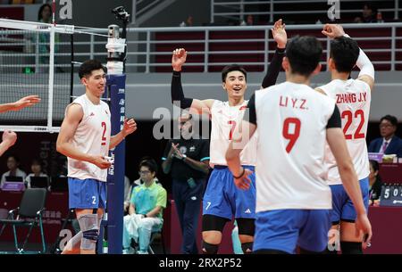 Hangzhou, chinesische Provinz Zhejiang. September 2023. Die Spieler Chinas feiern das Scoring während des Volleyball Men's Cross Matches zwischen China und Indonesien bei den 19. Asienspielen in Hangzhou, Ostchinas Provinz Zhejiang, 22. September 2023. Quelle: Zhu Zheng/Xinhua/Alamy Live News Stockfoto