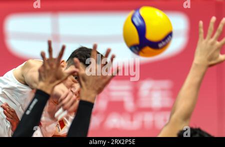 Hangzhou, chinesische Provinz Zhejiang. September 2023. Jiang Chuan aus China spitzt den Ball während des Volleyball Men's Cross-Spiels zwischen China und Indonesien bei den 19. Asienspielen in Hangzhou, Ostchinas Provinz Zhejiang, 22. September 2023. Quelle: Zhu Zheng/Xinhua/Alamy Live News Stockfoto