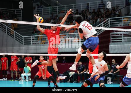 Hangzhou, chinesische Provinz Zhejiang. September 2023. Peng Shikun (Top R) aus China spitzt den Ball beim Volleyball Men's Cross-Spiel zwischen China und Indonesien bei den 19. Asienspielen in Hangzhou, Ostchinas Provinz Zhejiang, 22. September 2023. Quelle: Zhu Zheng/Xinhua/Alamy Live News Stockfoto