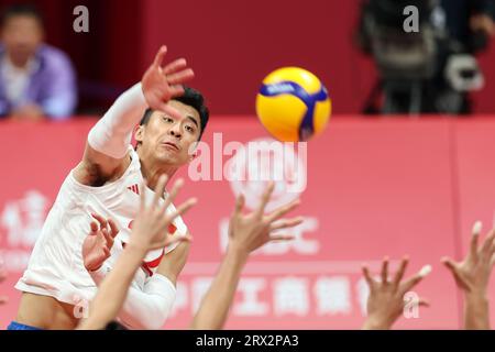 Hangzhou, chinesische Provinz Zhejiang. September 2023. Zhang Jingyin aus China spitzt den Ball während des Volleyball Men's Cross-Spiels zwischen China und Indonesien bei den 19. Asienspielen in Hangzhou, Ostchinas Provinz Zhejiang, 22. September 2023. Quelle: Zhu Zheng/Xinhua/Alamy Live News Stockfoto