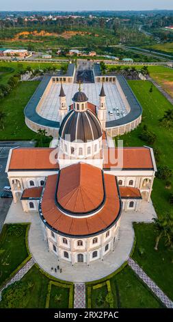 Aus der Luft der Basilika der Unbefleckten Empfängnis, Mongomo, Rio Muni, Äquatorialguinea, Afrika Stockfoto