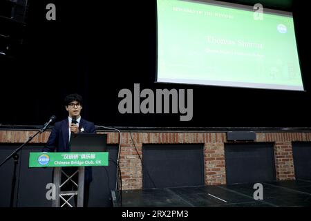 (230922) -- LONDON, 22. September 2023 (Xinhua) -- Thomas Sharma, der Gewinner des ersten Preises im Bereich der fortgeschrittenen individuellen Sprachkenntnisse des regionalen Endes des Vereinigten Königreichs des „Chinese Bridge“ Mandarin Speaking Competition 2023 für UK Schools & The Primary Chinese Show, spricht bei einer Preisverleihung für den Wettbewerb in London, Großbritannien, 21. September 2023. Das Mandarin-Lehren und -Lernen floriere in den britischen Grund- und Sekundarschulen, sagten die Teilnehmer am Donnerstag bei einer Preisverleihung hier für einen Mandarin Speaking Wettbewerb. Laut dem Organisator des 2023er Chin Stockfoto