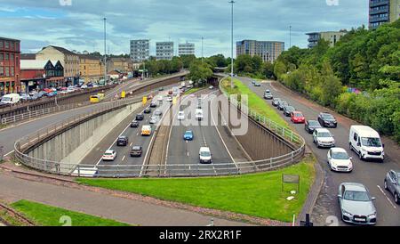 Glasgow, Schottland, Großbritannien. September 2023. Wetter in Großbritannien: An einem trockenen Tag haben Einheimische und Touristen das Ende des Sommers im Westen genossen Viel befahrene Autobahnkreuzung mit der Autobahn m8 darunter und plant, sie mit einem Park oder einem Boulevard zu überdecken. Credit Gerard Ferry/Alamy Live News Stockfoto