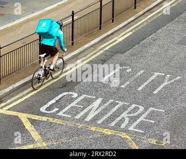 Glasgow, Schottland, Großbritannien. September 2023. Wetter in Großbritannien: An einem trockenen Tag haben Einheimische und Touristen das Ende des Sommers im Westen genossen Das belebte charing Cross mit der Autobahn m8 darunter und plant, es mit einem Park zu überqueren. Credit Gerard Ferry/Alamy Live News Stockfoto